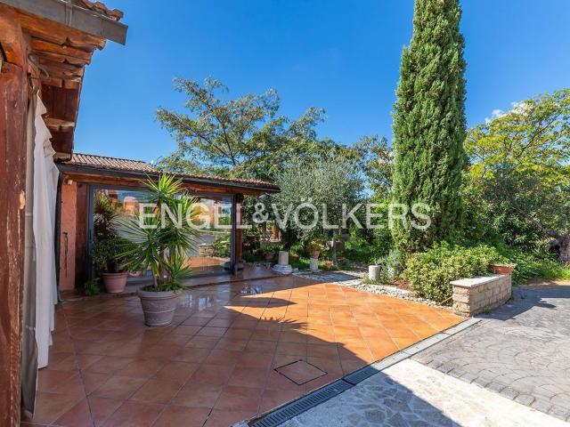 Villetta indipendente in vendita di 140 m² in Strada Provinciale Maremmana Inferiore