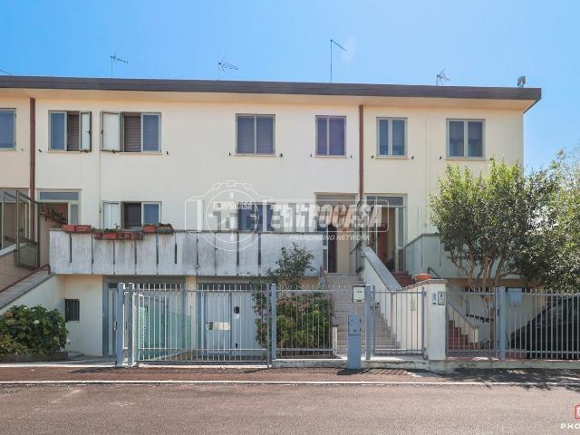Villetta indipendente in vendita di 142 m² in Via Ungaretti