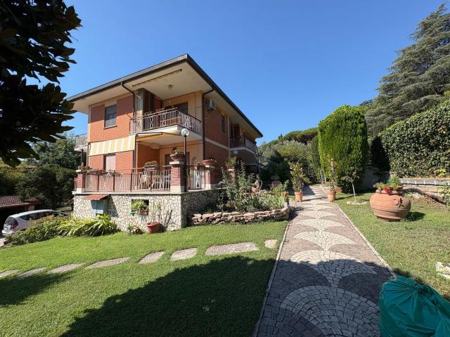 Villetta indipendente in vendita di 143 m² in Via 4 Dicembre