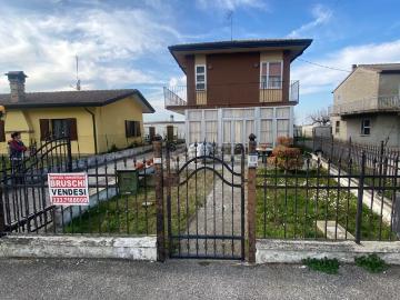 Villetta indipendente in vendita di 144 m² in Via Lazio