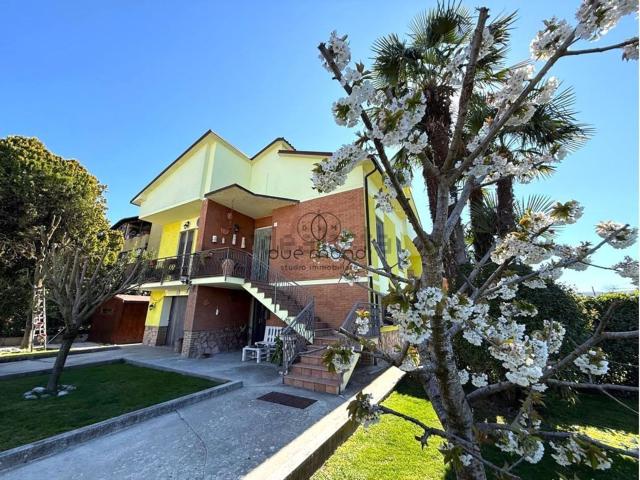 Villetta indipendente in vendita di 145 m² in Via dell&apos Unità