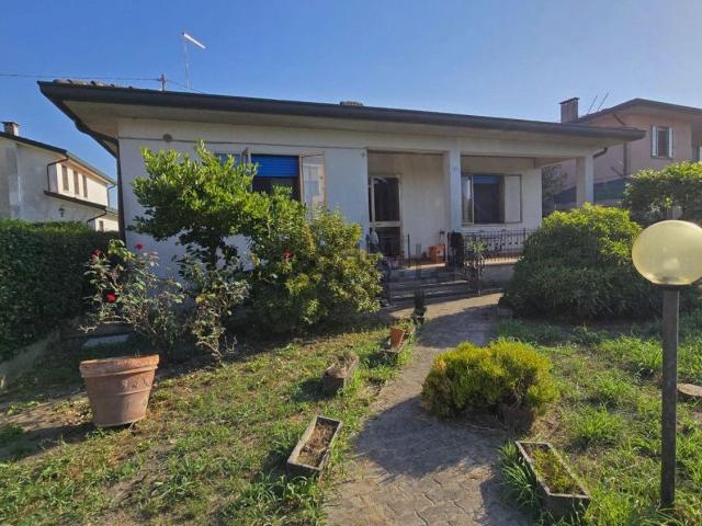 Villetta indipendente in vendita di 145 m² in Via Fratelli Cervi, 24