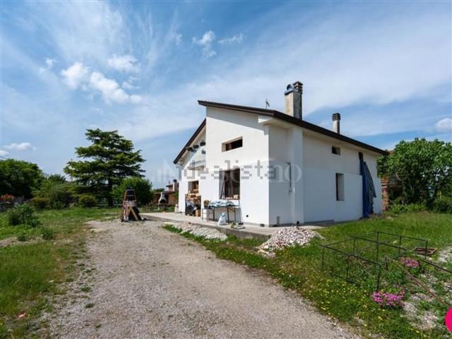 Villetta indipendente in vendita di 145 m² in Via Tarvisio