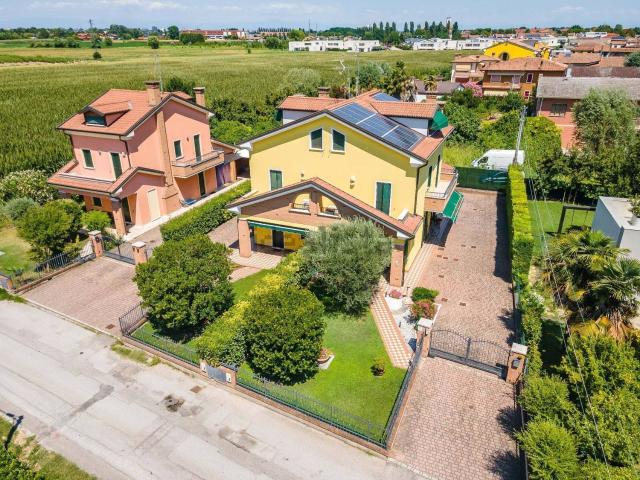 Villetta indipendente in vendita di 149 m² in Via Trieste, 1