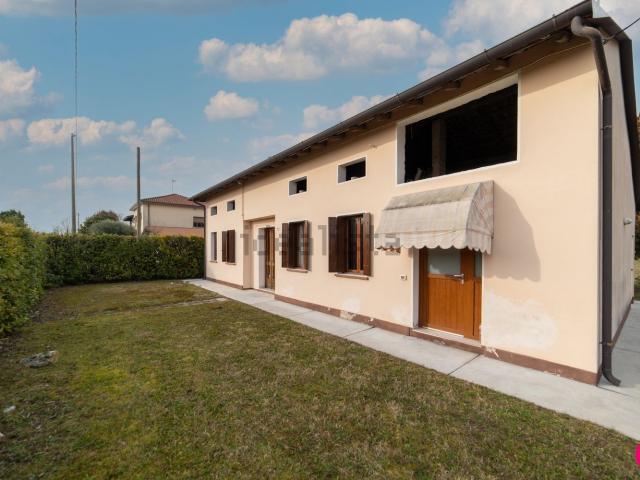 Villetta indipendente in vendita di 150 m² in Via Castelfranco Veneto