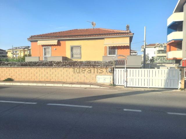 Villetta indipendente in vendita di 150 m² in Via Nazionale Adriatica Nord, 130