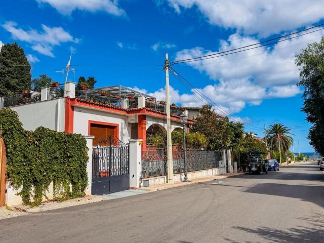 Villetta bifamiliare in vendita di 152 m² in Via G. D&apos Annunzio