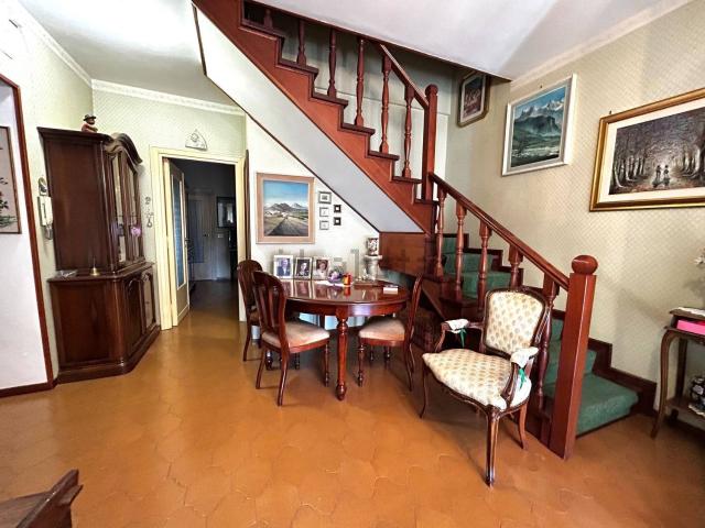 Villetta indipendente in vendita di 155 m² in Via Cassia