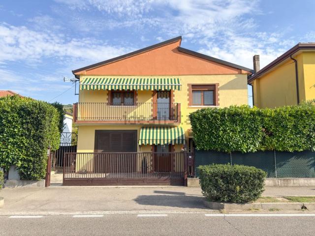 Villetta indipendente in vendita di 155 m² in Via Banze