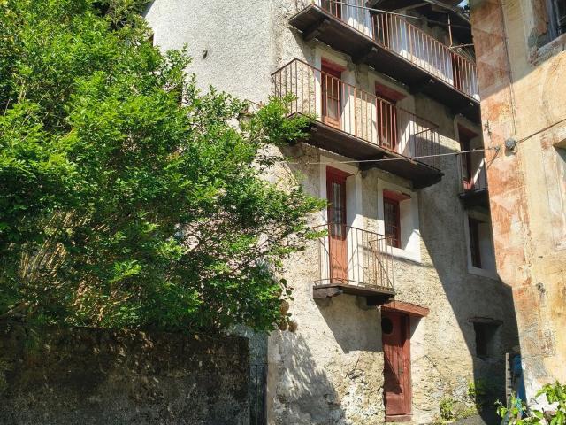 Villetta indipendente in vendita di 155 m² in Frazione Cadelmeina