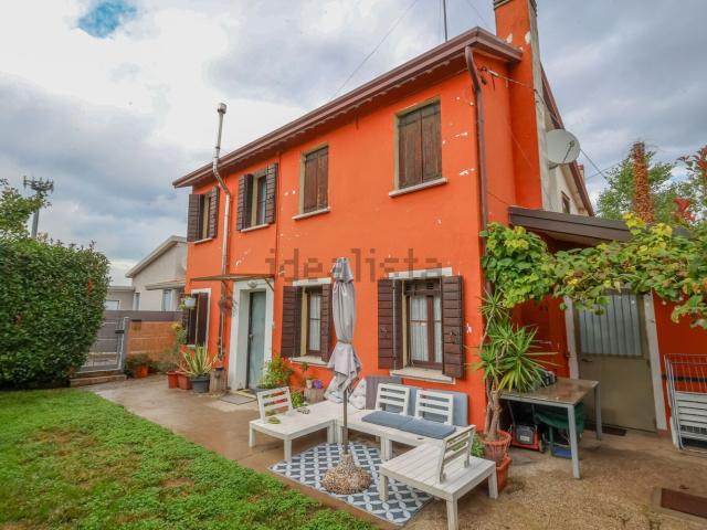 Villetta indipendente in vendita di 156 m² in Via dell&apos Ippodromo