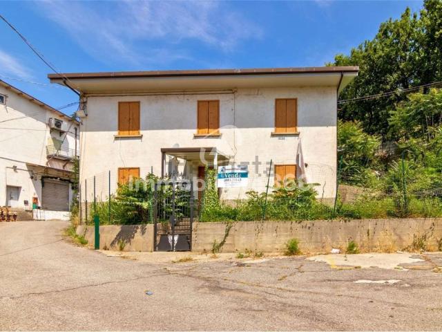 Villetta indipendente in vendita di 159 m² in Via Romualdo Montagna