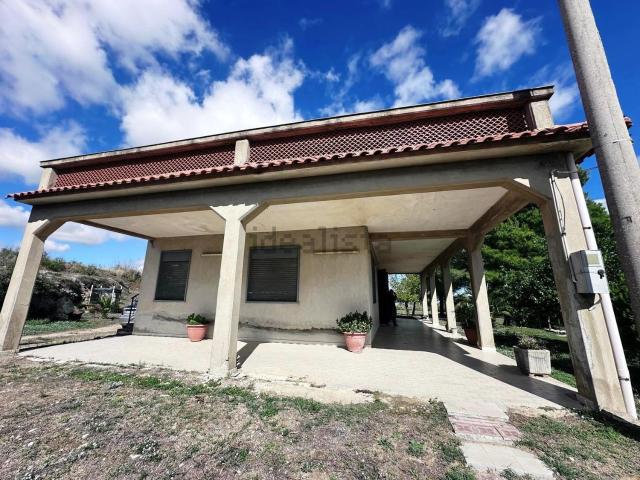 Villetta indipendente in vendita di 160 m² in Via Basile