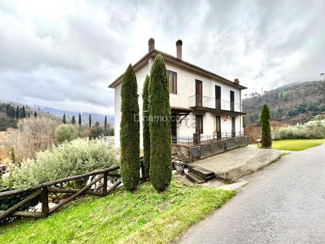 Villetta indipendente in vendita di 160 m² in Via Val di Bisenzio