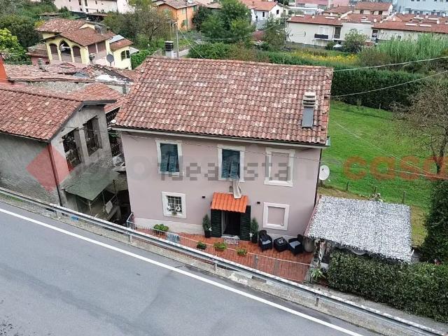 Villetta indipendente in vendita di 160 m² in Via Lucca, 41