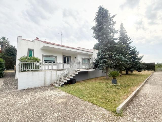 Villetta indipendente in vendita di 160 m² in Contrada Canale di Pirro