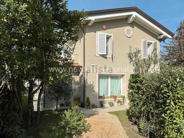 Villetta indipendente in vendita di 163 m² in Via Tassoni