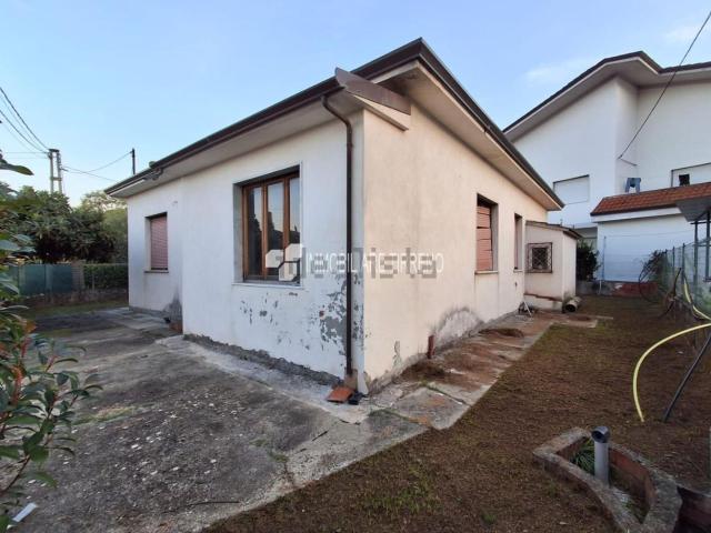 Villetta indipendente in vendita di 163 m² in Via Tirana, 1