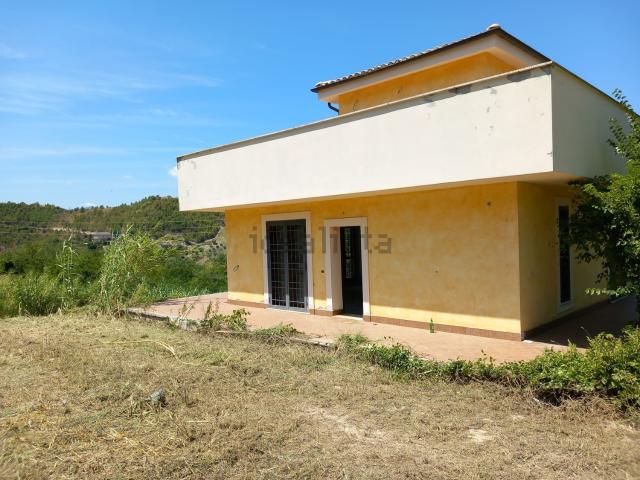 Villetta indipendente in vendita di 164 m² in Via Franco Alfano