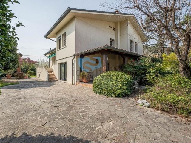 Villetta indipendente in vendita di 165 m² in Via Alceste Torselli