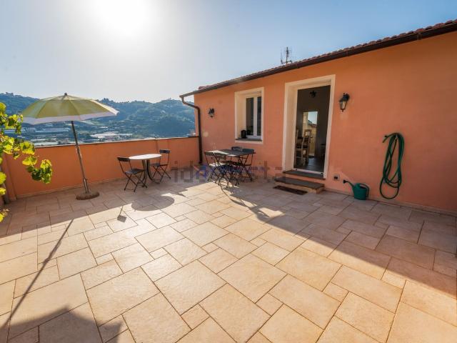 Villetta indipendente in vendita di 165 m² in Via Tages