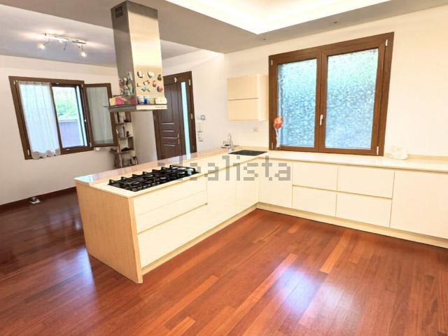 Villetta indipendente in vendita di 165 m² in Viale Merano