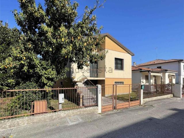 Villetta indipendente in vendita di 166 m² in Via G. Verdi, 11