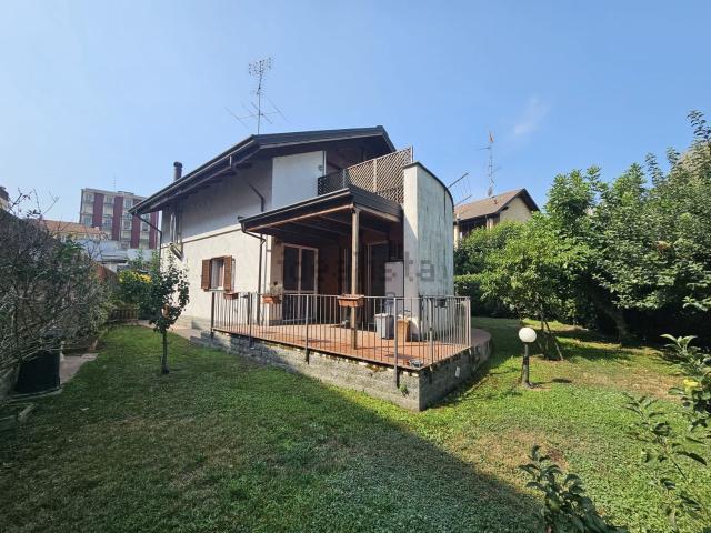 Villetta indipendente in vendita di 170 m² in Via Aosta, 40