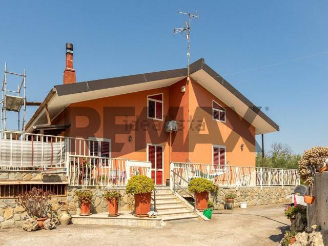 Villetta indipendente in vendita di 170 m² in Via Giacomo Leopardi, 1