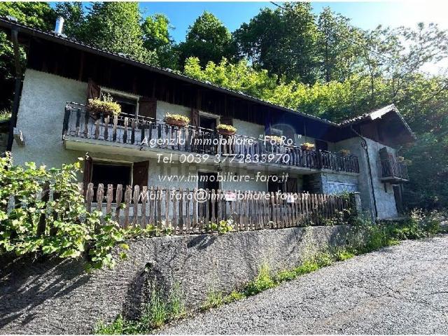 Villetta indipendente in vendita di 170 m² in Via MARTIRI