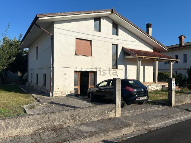 Villetta indipendente in vendita di 170 m² in Via Sante Innocente, 12