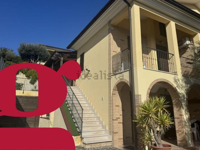 Villetta indipendente in vendita di 170 m² in Viale degli Ulivi, 12