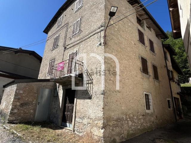 Villetta indipendente in vendita di 171 m² in Frazione Pezzati, 3