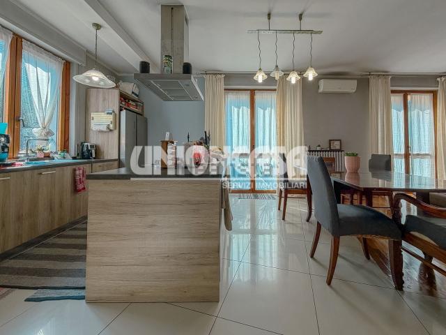 Villetta indipendente in vendita di 172 m² in Via Aprica
