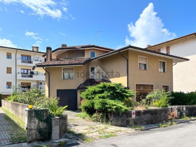 Villetta indipendente in vendita di 172 m² in Via Enrico Fermi, 11