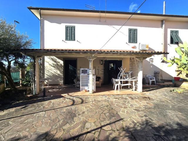 Villetta indipendente in vendita di 172 m² in Via Provinciale di Montecarlo