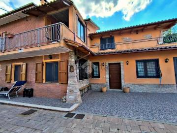 Villetta indipendente in vendita di 175 m² in Via Brasco