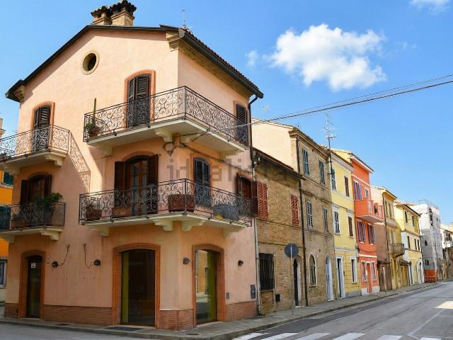 Villetta indipendente in vendita di 175 m² in Via Raffaello D&apos Urbino