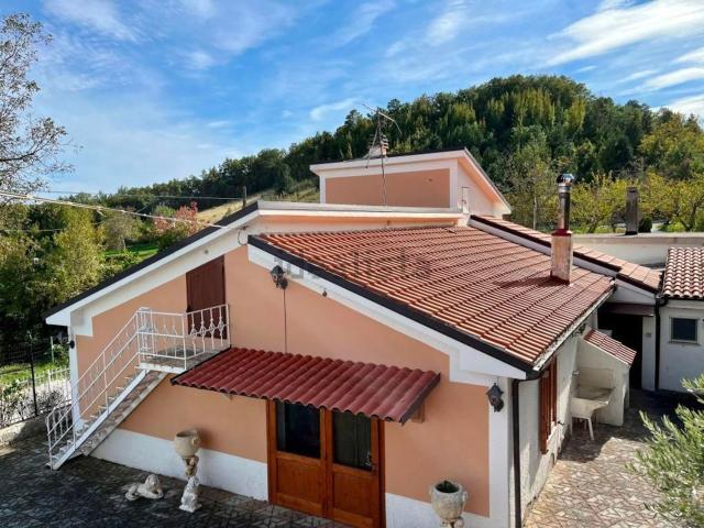 Villetta indipendente in vendita di 176 m² in Contrada Bosco