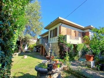 Villetta indipendente in vendita di 178 m² in Viale Monzoni