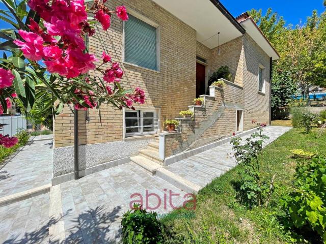 Villetta indipendente in vendita di 180 m² in Via Cesare Battisti, 27