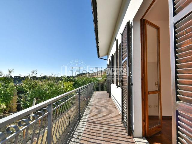 Villetta indipendente in vendita di 180 m² in Via Chiaravallese