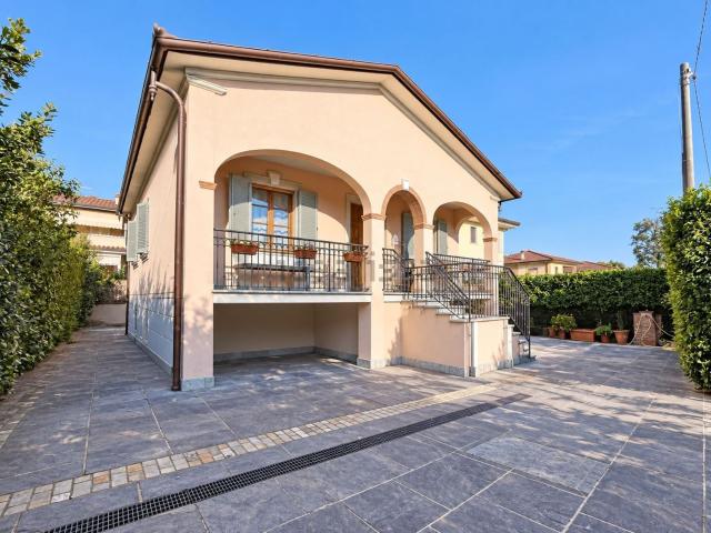 Villetta indipendente in vendita di 180 m² in Via A. De Gasperi, 1088