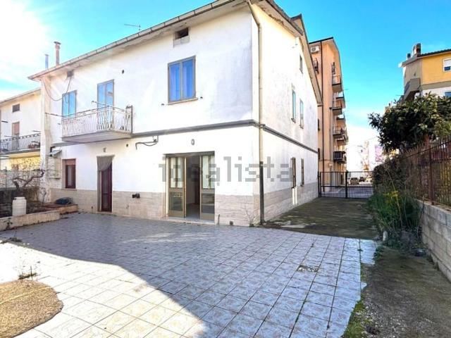 Villetta bifamiliare in vendita di 180 m² in Via Alcide De Gasperi, 7