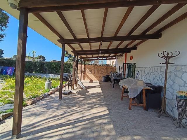 Villetta indipendente in vendita di 180 m² in Via Domiziana località pineta prisconte viale delle rose