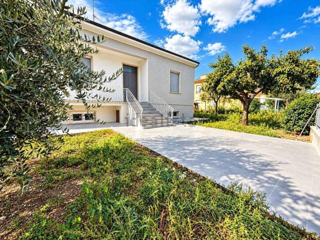 Villetta indipendente in vendita di 180 m² in Via Sterpete