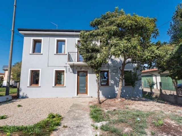 Villetta indipendente in vendita di 180 m² in Via Porto Menai