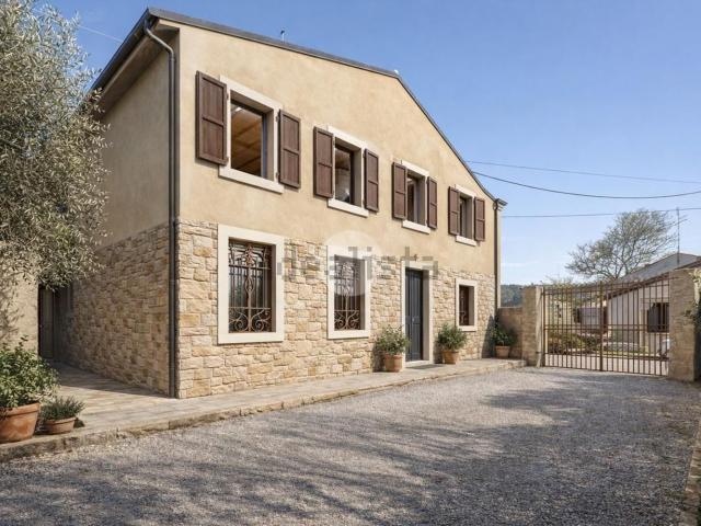Villetta indipendente in vendita di 180 m² in Via Ungheria, 64
