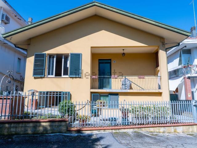 Villetta indipendente in vendita di 180 m² in Viale Terni, 4