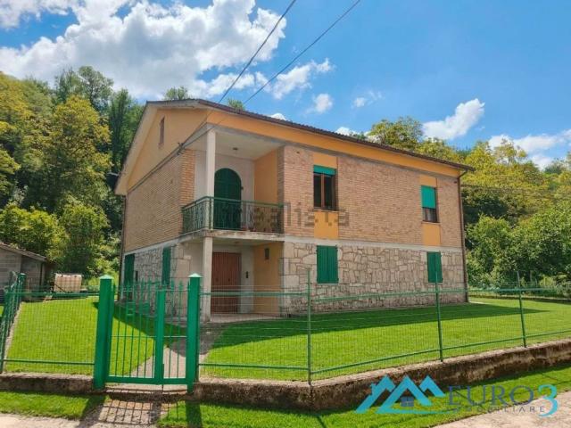 Villetta indipendente in vendita di 180 m² in Frazione Illice